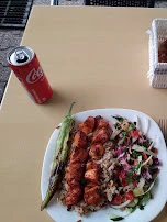 Tavuk SIS - Hähnchenspieß Mit Reis Und Salat